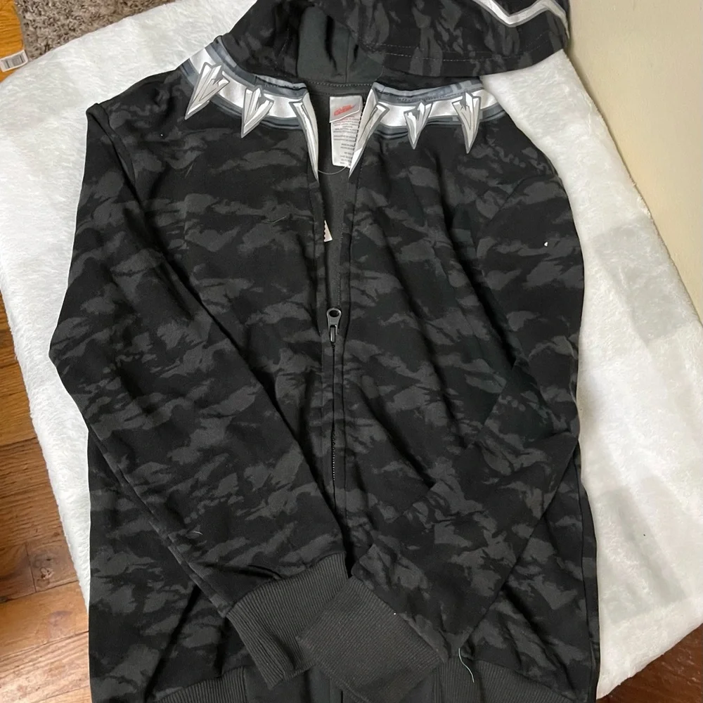 Avengers NEW Kids hoodie. NWT.   W4